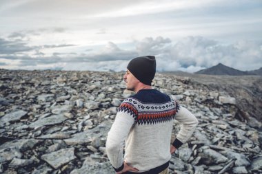 İnsan yürüyüşçüsü dağın zirvesinde duran manzaraya hayran kalmaktadır. Hedef başarı ve aktif yaşam