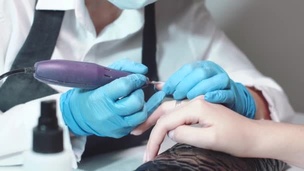 Frau Maniküre Meister macht eine Hardware-Maniküre Cutter Entfernen der Nagelhaut im Salon. Schönheit professionelle Nagelpflege — Stockvideo