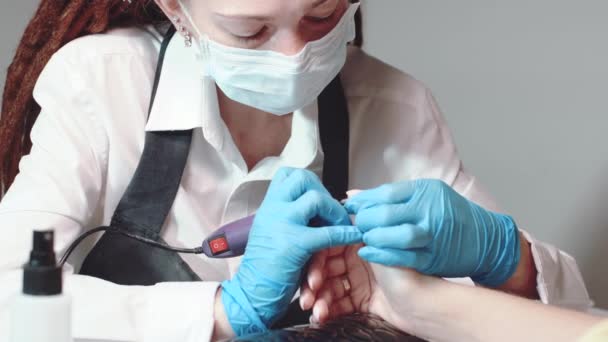 Жінка-майстер манікюру робить апаратний манікюрний різак, видаляючи кутикулу в салоні. Краса Професійний догляд за нігтями — стокове відео