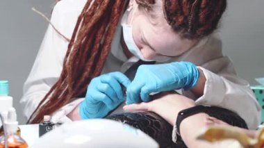 Kadın manikür ustası salonda jel kaplama vernik yapar. Güzellik profesyonel tırnak bakımı kavramı