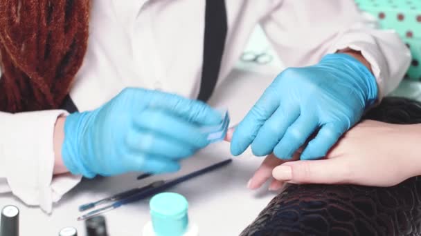 Wanita manikur melakukan manikur dengan bekerja dengan salon kuku. Konsep kecantikan perawatan kuku profesional — Stok Video