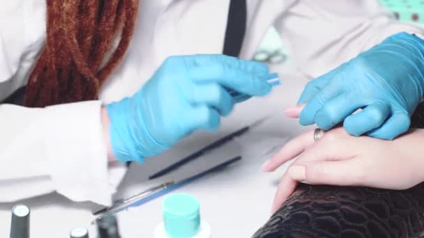 Kobieta manicurist robi manicure, pracując z salonu paznokci. Koncepcja kosmetycznym pielęgnacji paznokci — Wideo stockowe