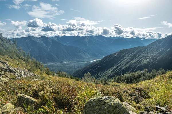 Bela vista das montanhas a partir do pico. Paisagem com nuvens e pedras ao pôr do sol. Conceito escalada e caminhadas — Fotografia de Stock