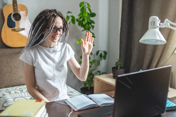 Una Joven Mujer Moderna Está Dando Limosna Amigos Que Dicen —  Fotos de Stock