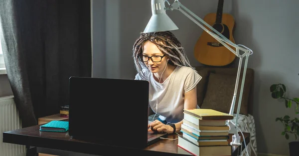 Una Joven Trabajadora Moderna Está Trabajando Línea Distancia Casa Una — Foto de Stock