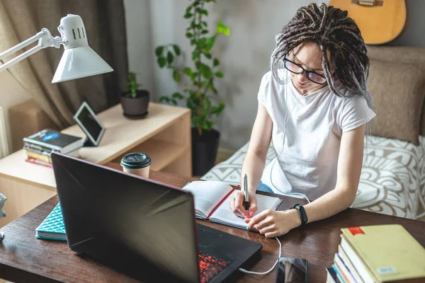 Una Joven Bella Estudiante Sexo Femenino Está Estudiando Una Clase — Foto de Stock