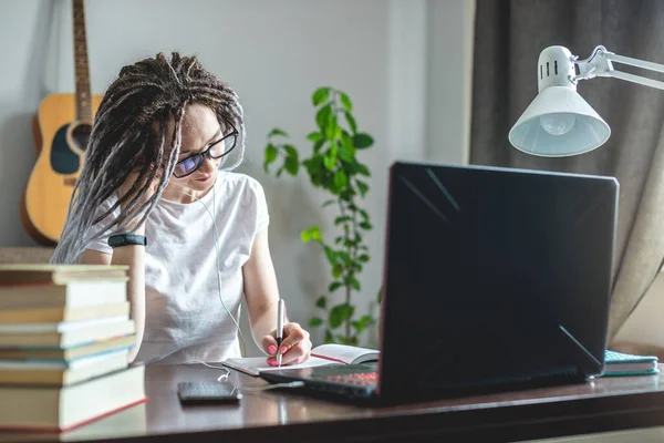 Une Jeune Étudiante Magnifique Avec Dreadlocks Étudie Dans Une Leçon — Photo