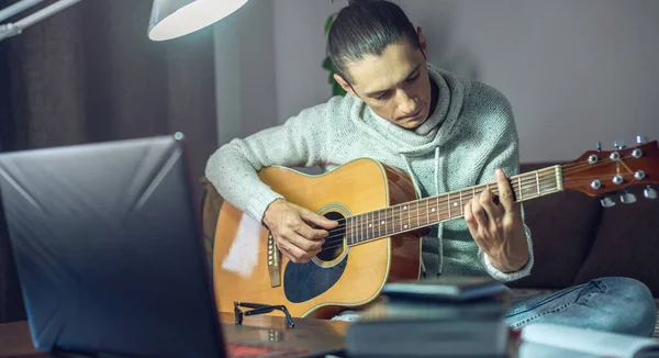 Ung Manlig Musiker Lär Sig Att Spela Akustisk Gitarr Online — Stockfoto
