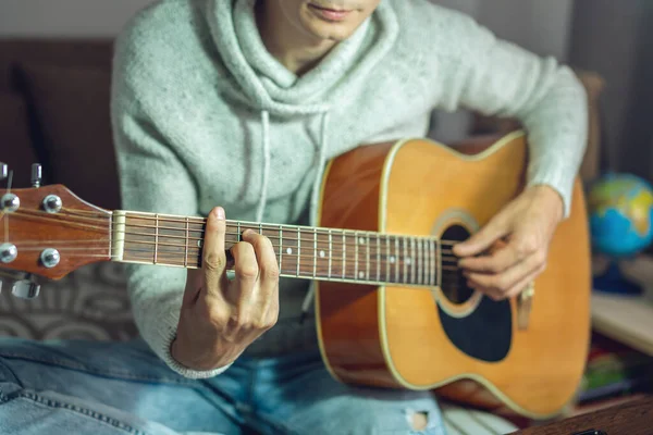 Ένας Νεαρός Μουσικός Μαθαίνει Παίζει Ακουστική Κιθάρα Ένας Άντρας Παίζει — Φωτογραφία Αρχείου