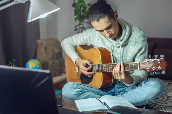 Giovane Musicista Sesso Maschile Sta Imparando Suonare Chitarra Acustica Una — Foto Stock