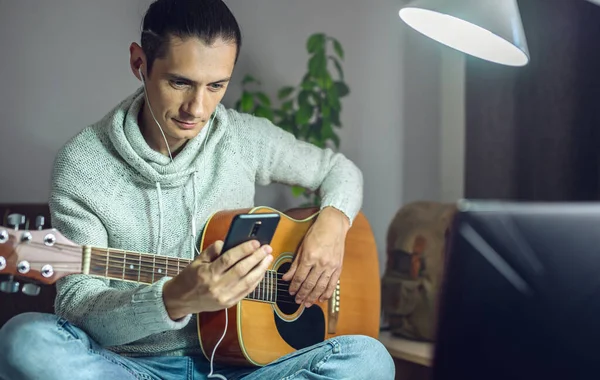 Ένας Νεαρός Μουσικός Μαθαίνει Παίζει Ακουστική Κιθάρα Ένα Διαδικτυακό Μάθημα — Φωτογραφία Αρχείου