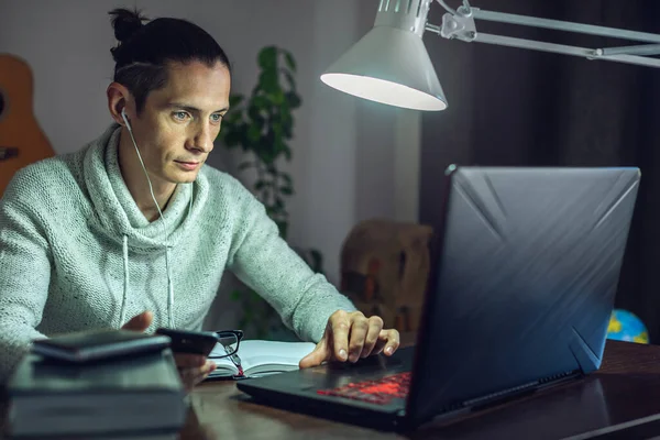 Jovem Estudante Sexo Masculino Está Estudando Uma Aula Line Usando — Fotografia de Stock