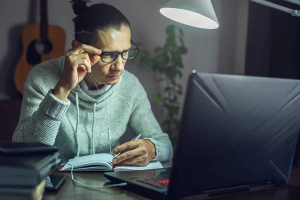 Joven Estudiante Masculino Está Estudiando Una Lección Línea Usando Una — Foto de Stock