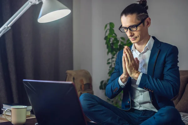 Homem Negócios Sexo Masculino Está Meditando Posição Lotus Enquanto Trabalha — Fotografia de Stock