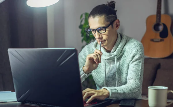 Homem Está Trabalhando Remotamente Usando Laptop Capacidade Trabalhar Forma Produtiva — Fotografia de Stock