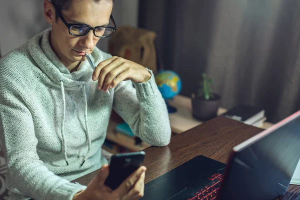 Homem Está Trabalhando Remotamente Usando Laptop Local Trabalho Confortável Conveniente — Fotografia de Stock