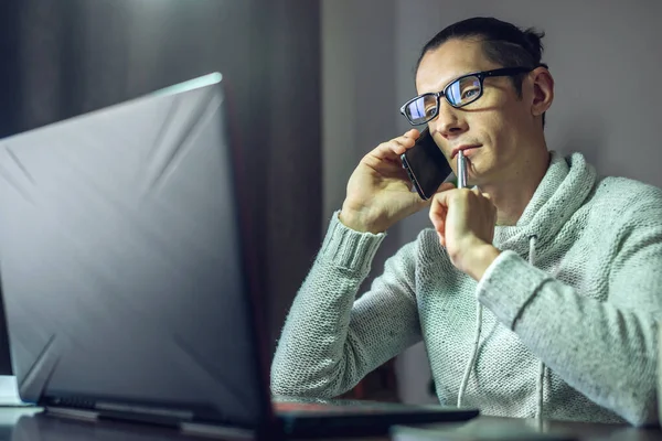 Quell Uomo Sta Lavorando Distanza Usando Portatile Posto Lavoro Comodo — Foto Stock