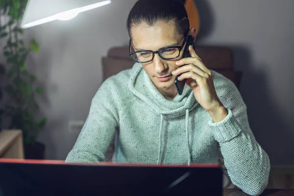 Homem Está Trabalhando Remotamente Usando Laptop Capacidade Trabalhar Forma Produtiva — Fotografia de Stock
