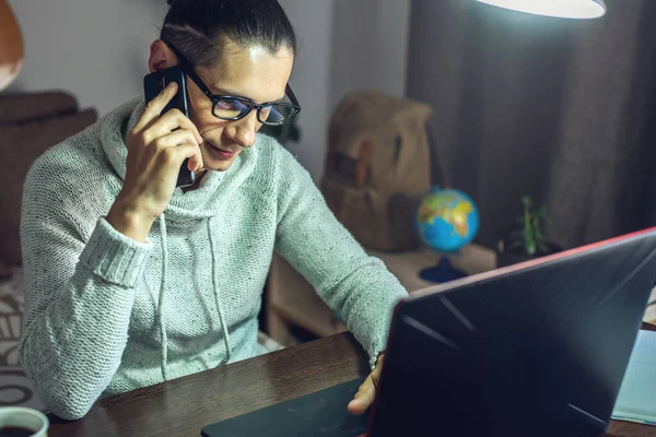 Homem Está Trabalhando Remotamente Usando Laptop Local Trabalho Confortável Conveniente — Fotografia de Stock