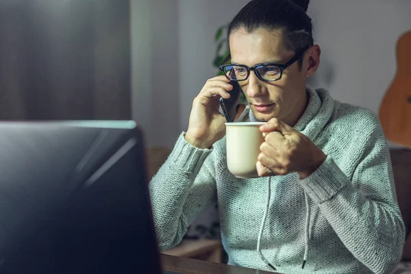 Facet Pracuje Zdalnie Pomocą Laptopa Możliwość Wydajnej Pracy Trybie Home — Zdjęcie stockowe