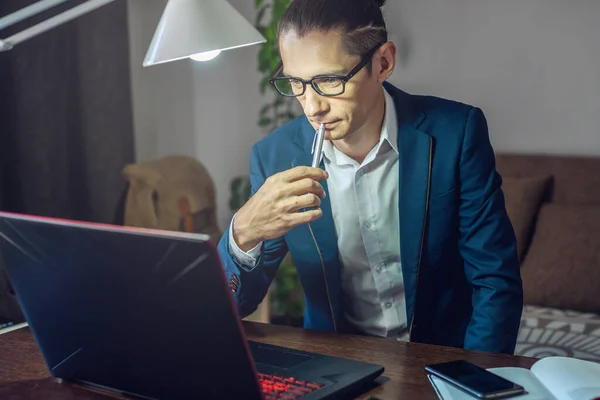 Uomo Affari Sta Lavorando Distanza Modalita Home Office Comunicazione Online — Foto Stock