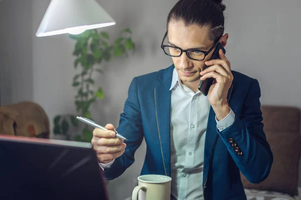 Mężczyzna Biznesmen Pracuje Zdalnie Biurze Domowym Komunikacja Online Pracownikami Zarządzanie — Zdjęcie stockowe