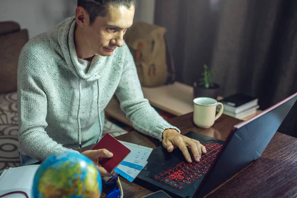 Homem Está Comprando Passagens Aéreas Pela Internet Usando Laptop Para — Fotografia de Stock