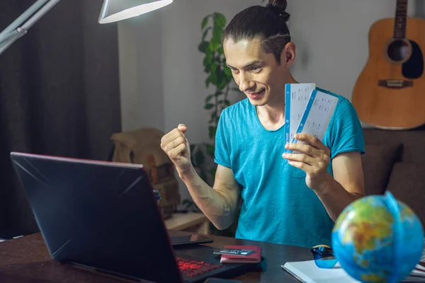 Uomo Sta Comprando Biglietti Aerei Internet Utilizzando Computer Portatile Viaggio — Foto Stock