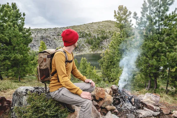 Viajero Turístico Con Una Mochila Sombrero Rojo Está Sentado Junto — Foto de Stock