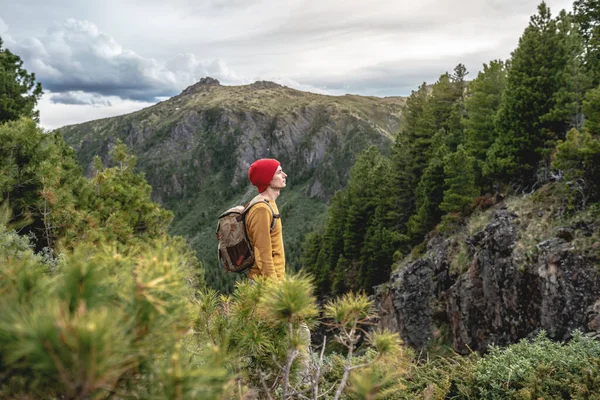 Voyageur Touristique Avec Sac Dos Chapeau Rouge Est Debout Sur — Photo