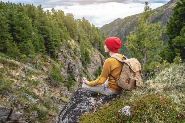 Tourist Traveler Backpack Red Hat Sitting Edge Cliff Looking Mountains — Stock Photo, Image