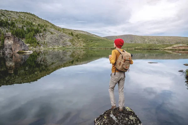 Viajante Turístico Com Uma Mochila Chapéu Vermelho Está Frente Lago — Fotografia de Stock