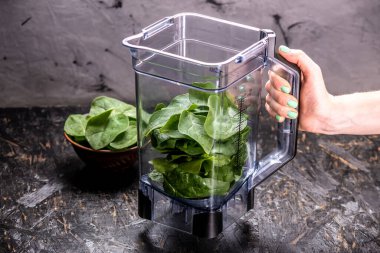 Taze ıspanağın yeşil yapraklarından vejetaryen meyve püresi pişiriyorum. Sağlıklı beslenmek için popüler detoks içeceği.