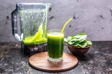 Taze ıspanağın yeşil yapraklarından vejetaryen meyve püresi pişiriyorum. Sağlıklı beslenmek için popüler detoks içeceği.