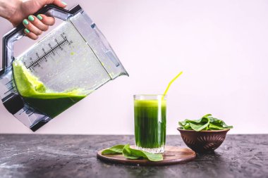 Taze ıspanaktan yapılmış yeşil yapraklardan yapılmış vejetaryen meyve suyu bardağı. Sağlıklı beslenmek için popüler detoks içeceği.