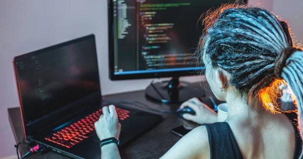 现代年轻的女程序员正在家里的笔记本电脑上写程序代码 从事It行业的远程工作 软件开发的概念 — 图库照片