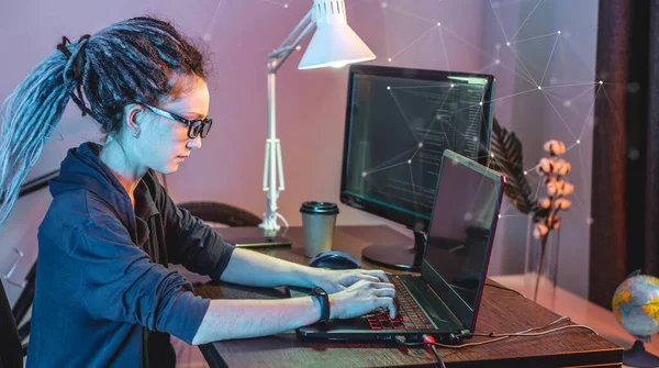 Programmer Wanita Muda Modern Sedang Menulis Kode Program Pada Laptop — Stok Foto