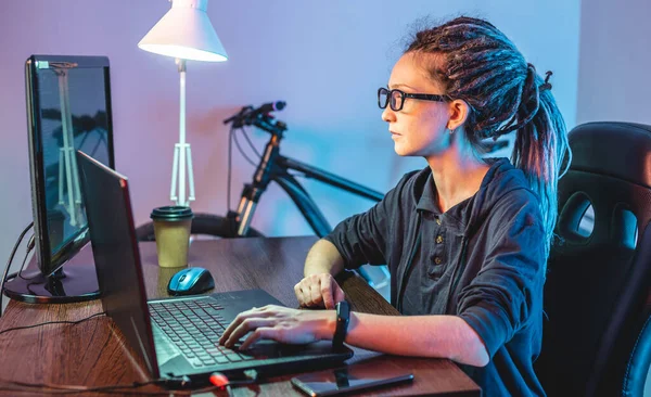 Сучасний Молода Жінка Програмістка Пише Програмний Код Ноутбуці Вдома Дистанційна — стокове фото