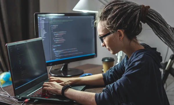 Moderna Joven Programadora Está Escribiendo Código Programa Una Computadora Portátil —  Fotos de Stock