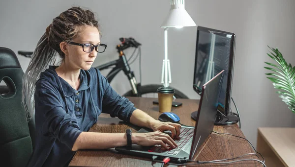 Moderna Joven Programadora Está Escribiendo Código Programa Una Computadora Portátil —  Fotos de Stock