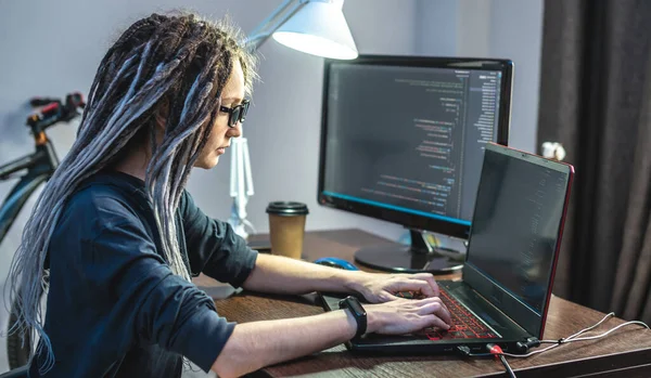 Moderna Joven Programadora Está Escribiendo Código Programa Una Computadora Portátil —  Fotos de Stock