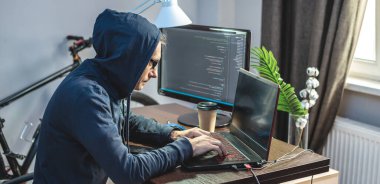 Mahalledeki hacker adam klavyedeki virüs kodunu dizüstü bilgisayar için programlıyor. İnternet dolandırıcılığı ve kişisel veri hackleme kavramı