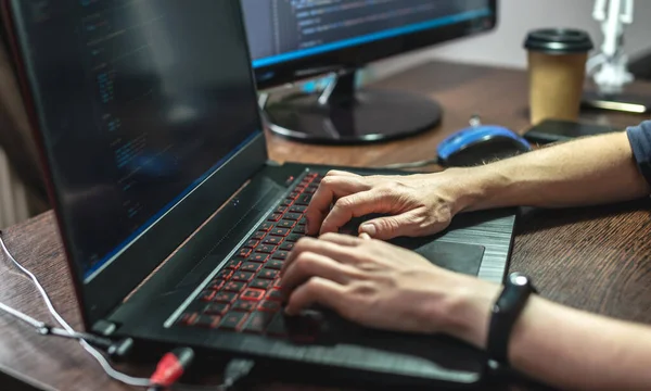 Programmer Menulis Kode Program Pada Laptop Rumah Pekerjaan Jarak Jauh — Stok Foto