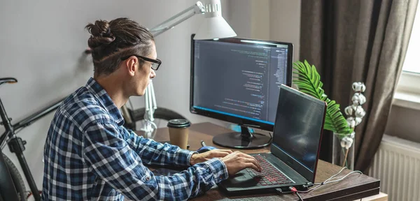 Programador Masculino Está Escribiendo Código Del Programa Ordenador Portátil Casa —  Fotos de Stock