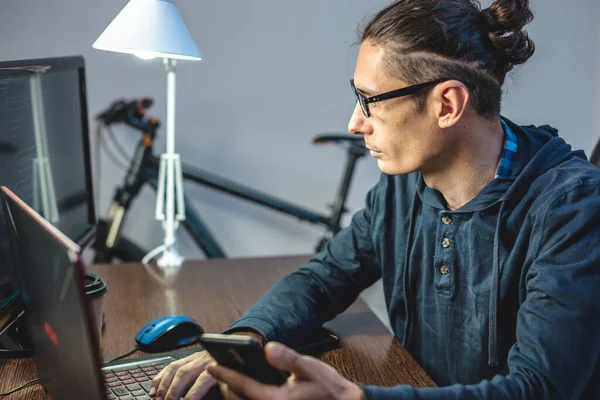 Programador Masculino Está Escrevendo Código Programa Laptop Casa Trabalho Remoto — Fotografia de Stock