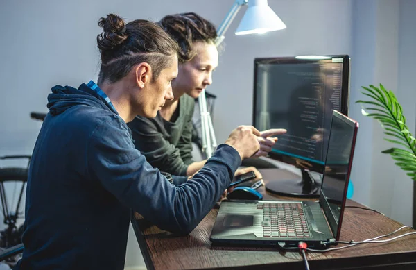 Los Programadores Están Desarrollando Software Trabajando Juntos Con Código Software —  Fotos de Stock