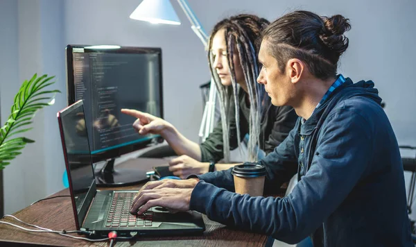 Los Programadores Están Desarrollando Software Trabajando Juntos Con Código Software — Foto de Stock