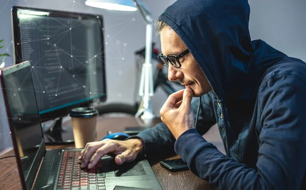 Людина Хакер Капюшоні Програмує Код Вірусу Ноутбуку Поняття Шахрайства Інтернеті — стокове фото