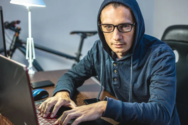 Hombre Hacker Capó Está Programando Código Virus Teclado Para Ordenador —  Fotos de Stock