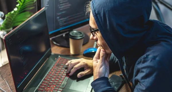 Hombre Hacker Una Capucha Están Programando Código Virus Ordenador Portátil —  Fotos de Stock